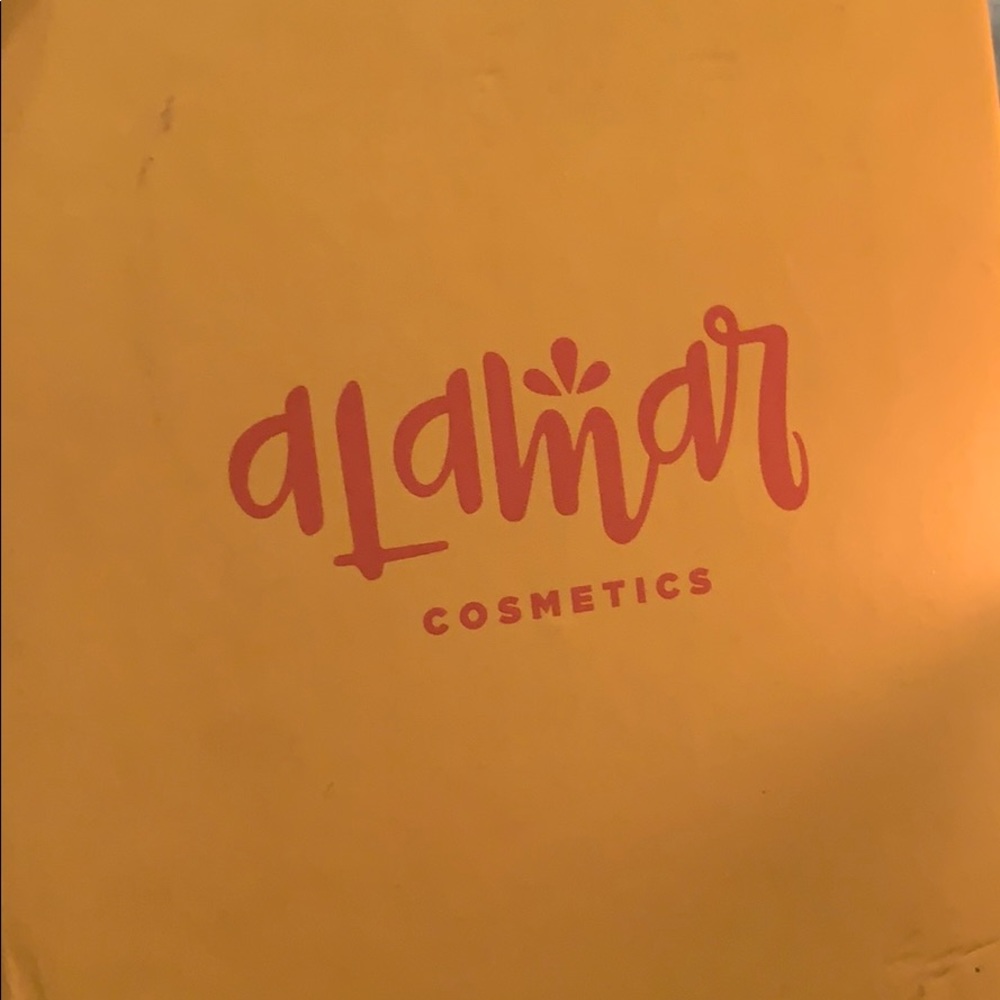 Alamar eyeshadow palette